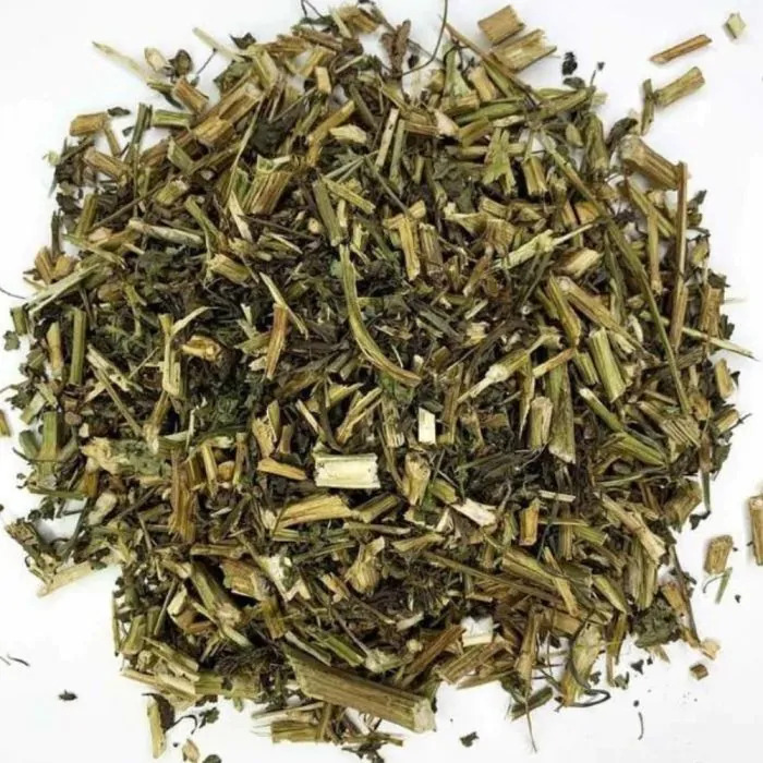 Folhas verdes e flores amarelas de Picão Preto a granel em um recipiente de vidro.