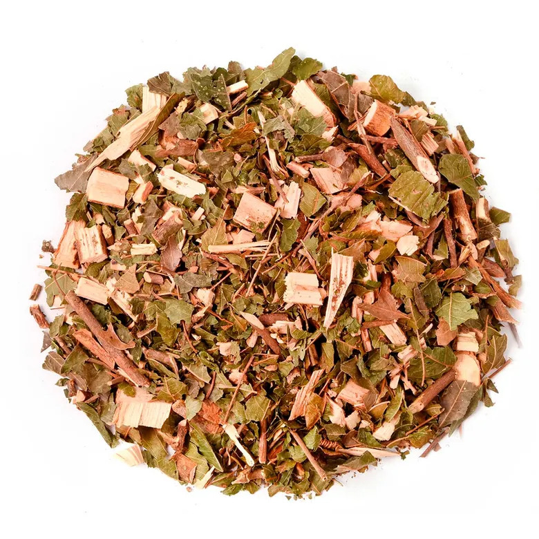 Mistura de ervas naturais a granel, com folhas verdes vibrantes e flores secas em destaque.
